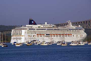 The Norwegian Jade starting the Panama Canal transit