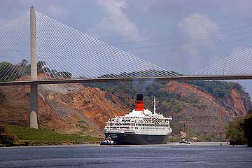 Picture of the QE2 passing the Centennial Bridge entering the Gaillard Cut