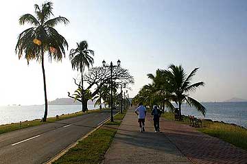 Enjoy in the evening breeze along the Panama Canal