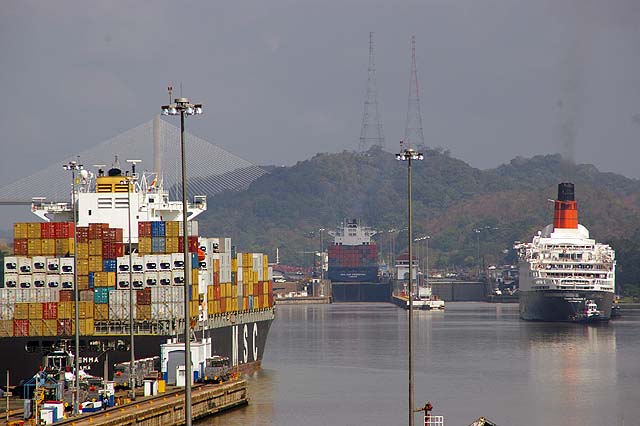 The RMS Queen Elizabeth April 5 2008 on her last Panama Canal Transit