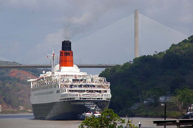 The RMS Queen Elizabeth 2 approaching the new Centennial Bridge