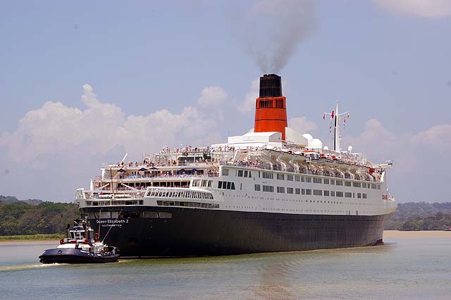 The RMS Queen Elizabeth with a tugboat in the Panama Canal